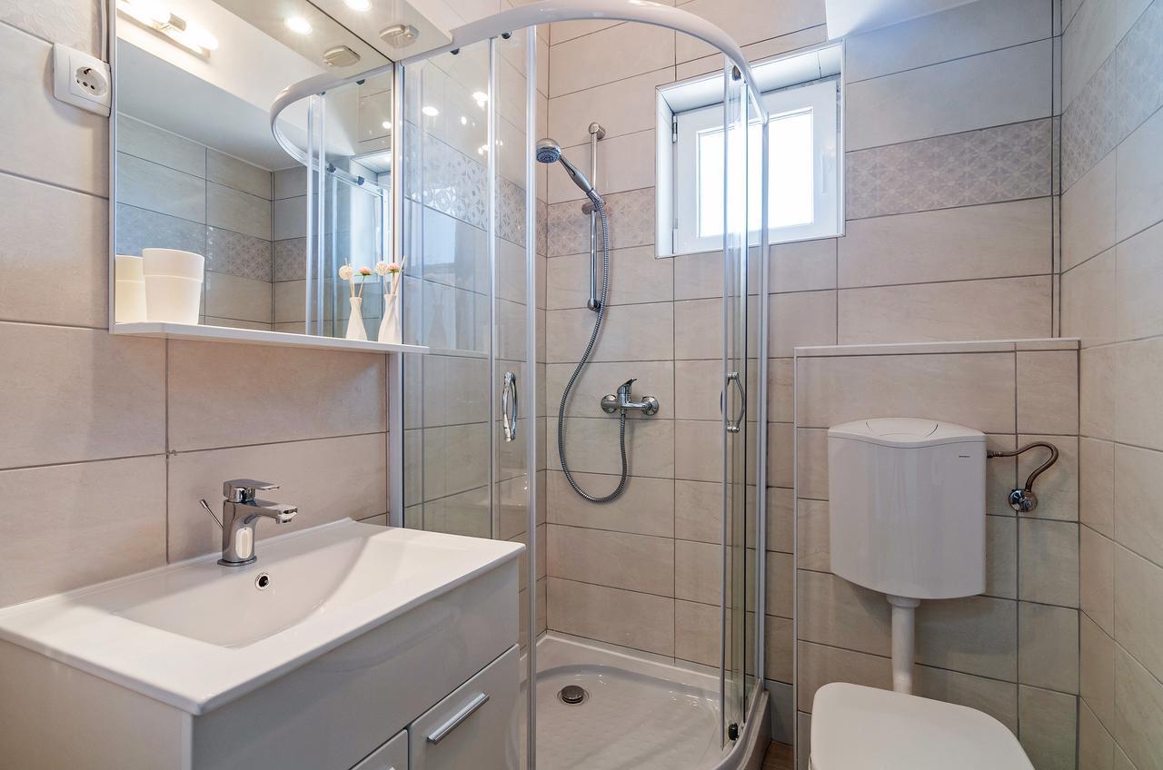 Apartment Tony With Private Pool Sukosan Bagian luar foto